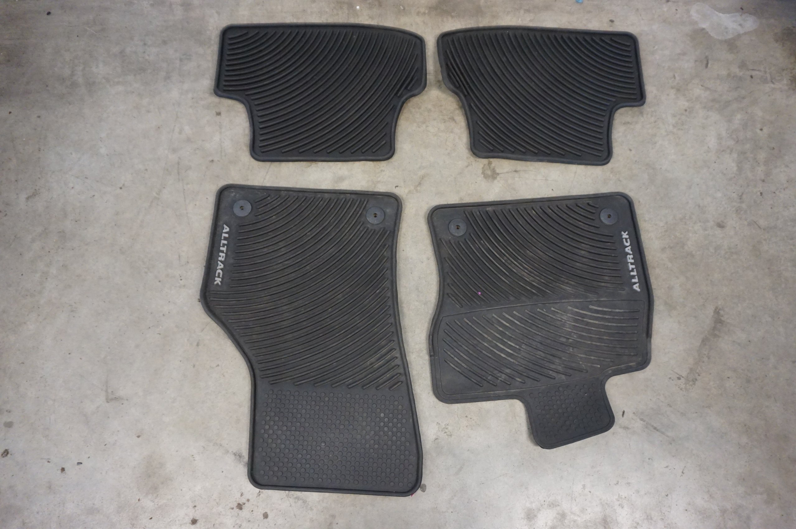 2017-2019 Volkswagen Alltrack Floor Mat Set  5G1061502