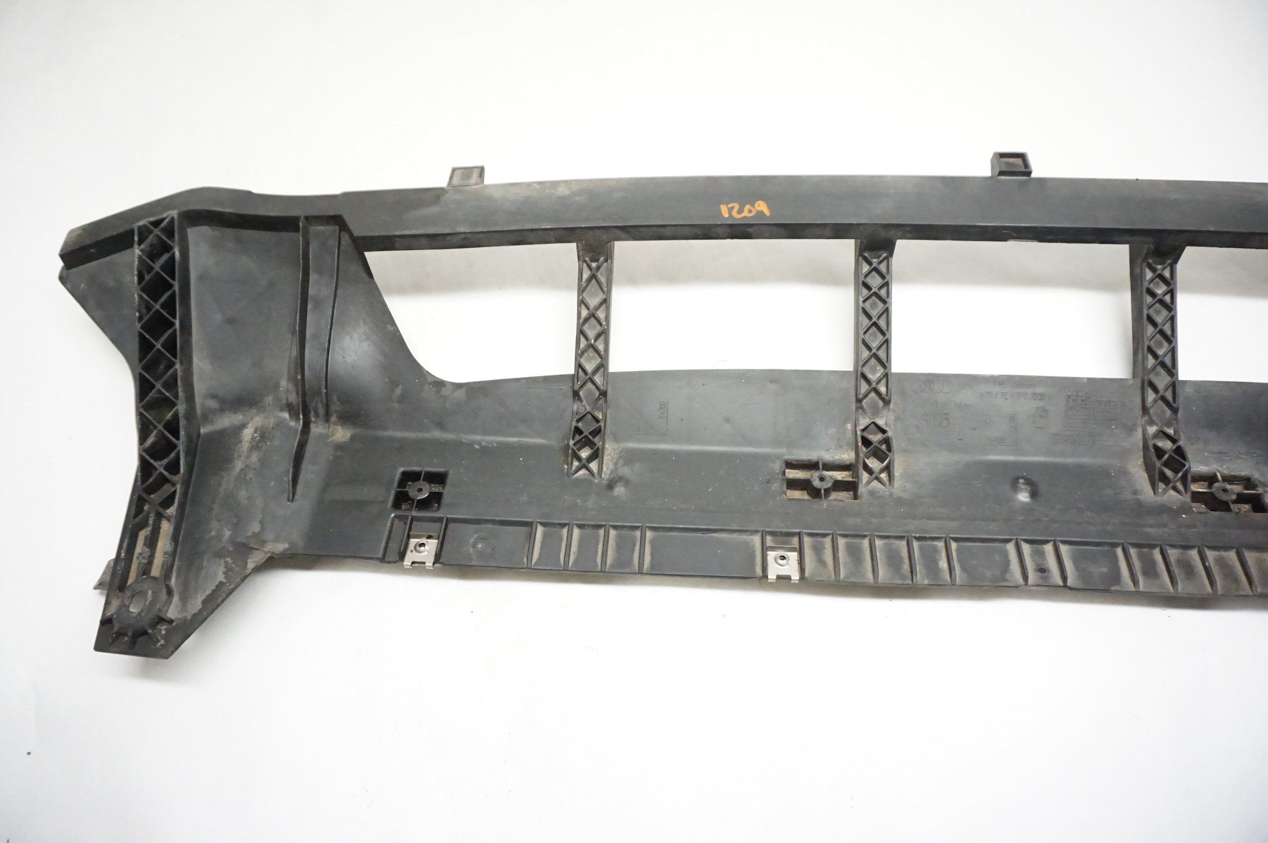 2013-2017 Audi Q5 S Line Front Bumper Support Plate 8R0807233E