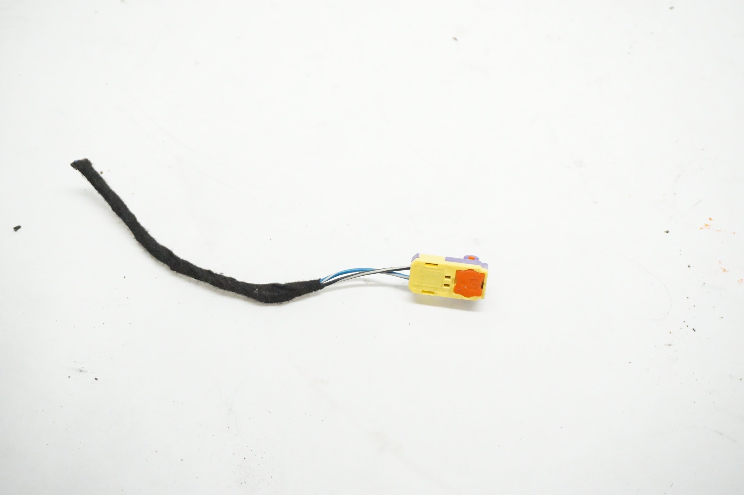  AUDI Volkswagen Pig Tail Plug Seat Belt Connector 8T0972571B